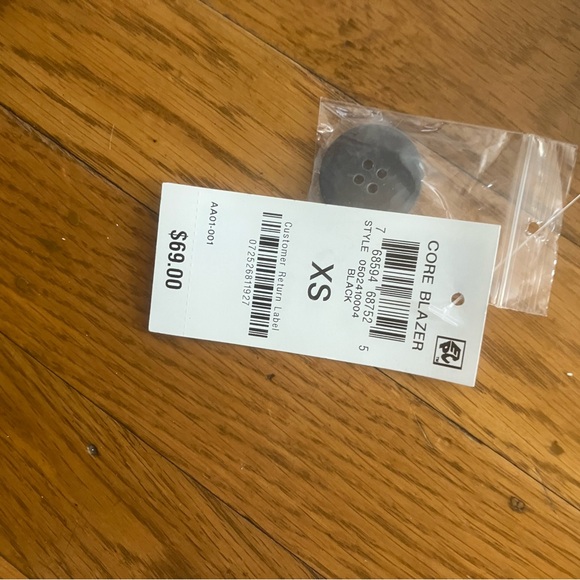 Never worn blazer from Macys. Light linen material - Picture 4 of 5